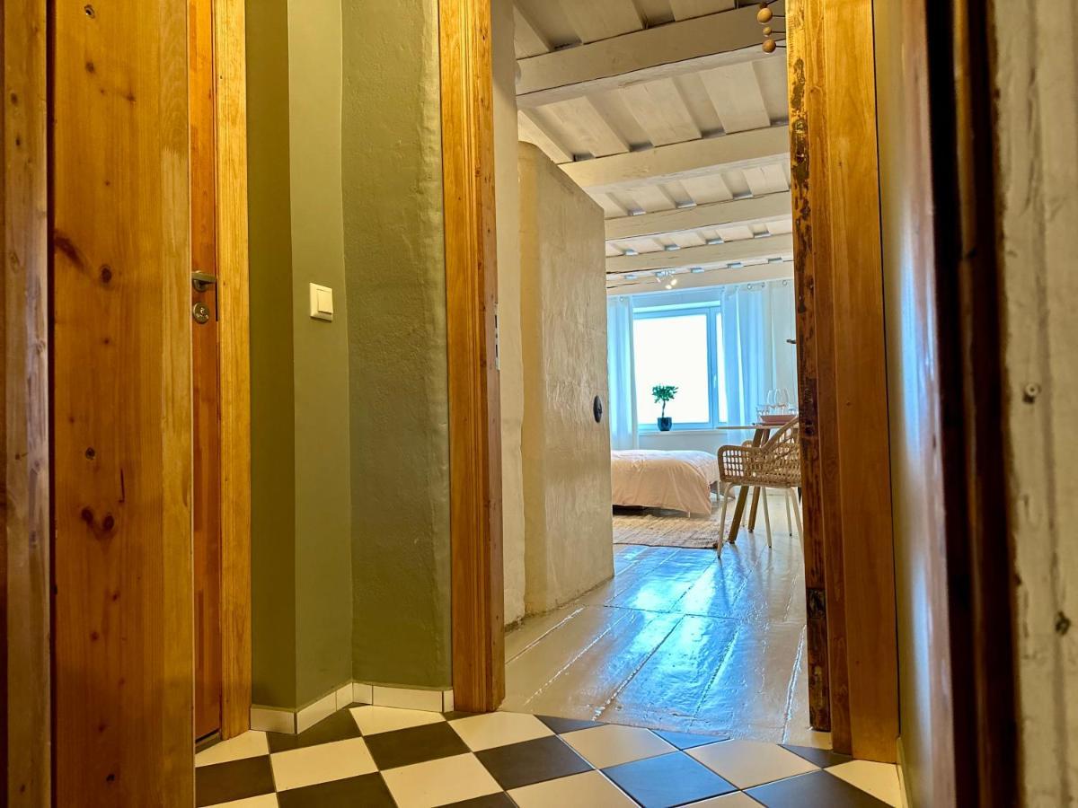 Romantic Hideout With Parking Apartment